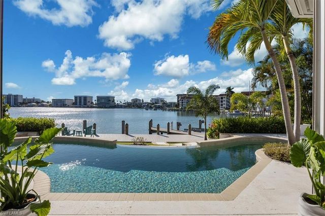 2825 Leeward LN, Naples, FL 34103