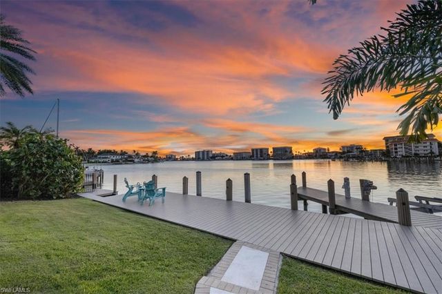 2825 Leeward LN, Naples, FL 34103