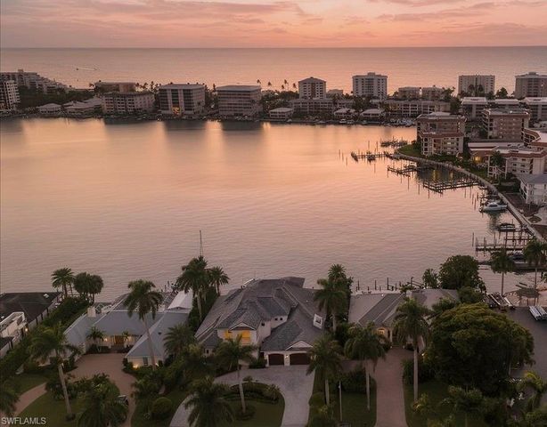 2825 Leeward LN, Naples, FL 34103