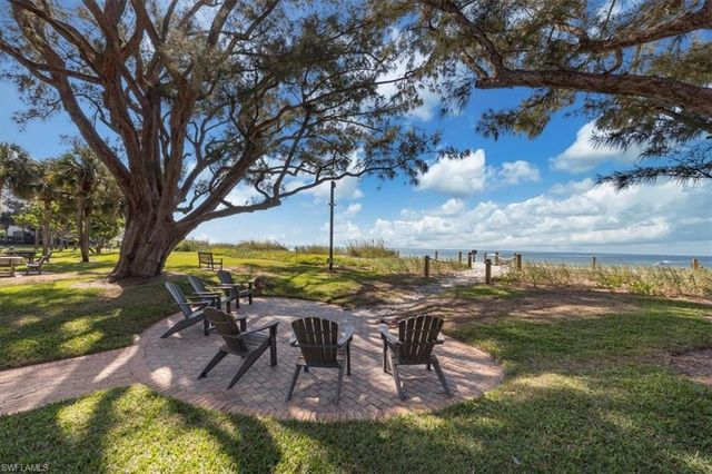 2825 Leeward LN, Naples, FL 34103