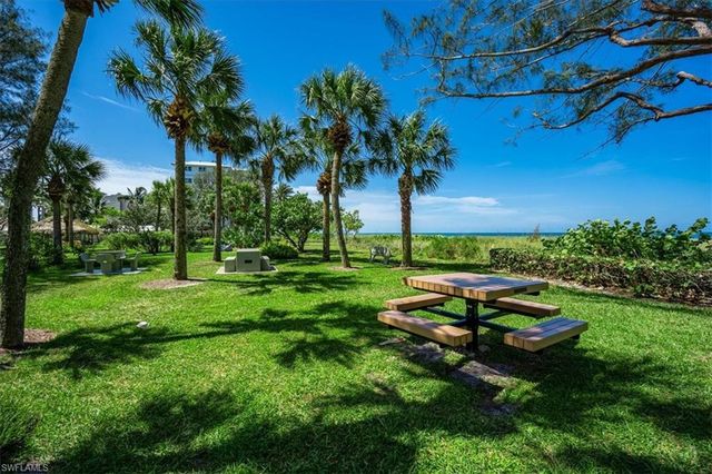 2825 Leeward LN, Naples, FL 34103