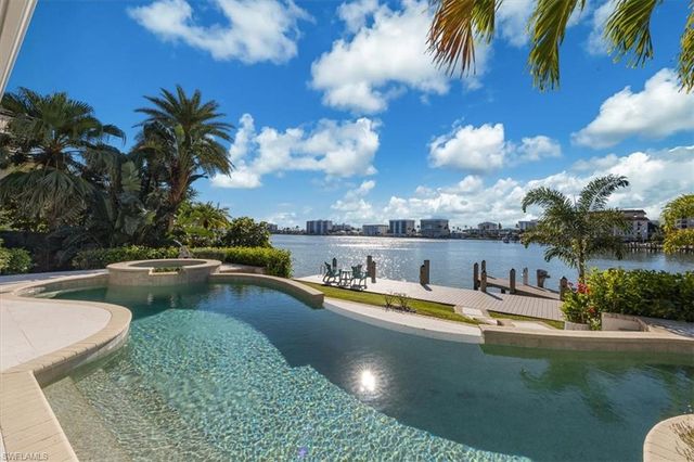 2825 Leeward LN, Naples, FL 34103