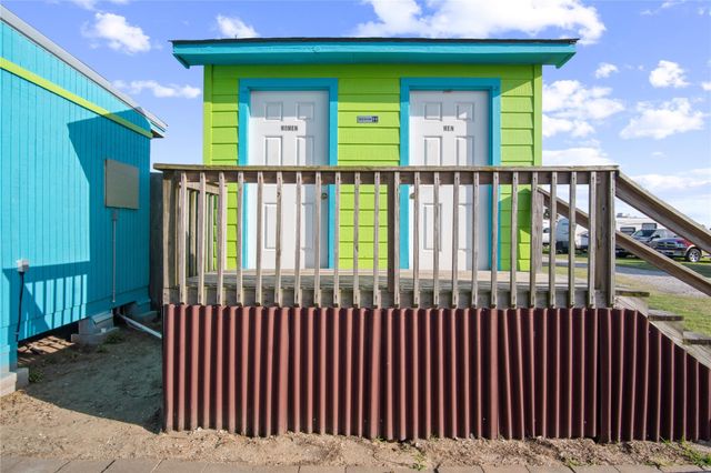 2061 Highway 87, Crystal Beach, TX 77650