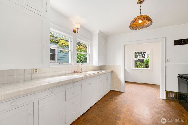 4725 4th Avenue NE, Seattle, WA 98105