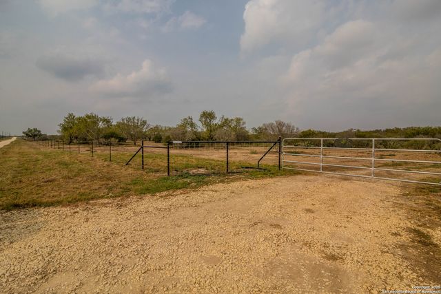 290 Lilly Bear Ln., Moore, TX 78057