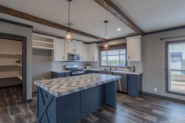 290 Lilly Bear Ln., Moore, TX 78057