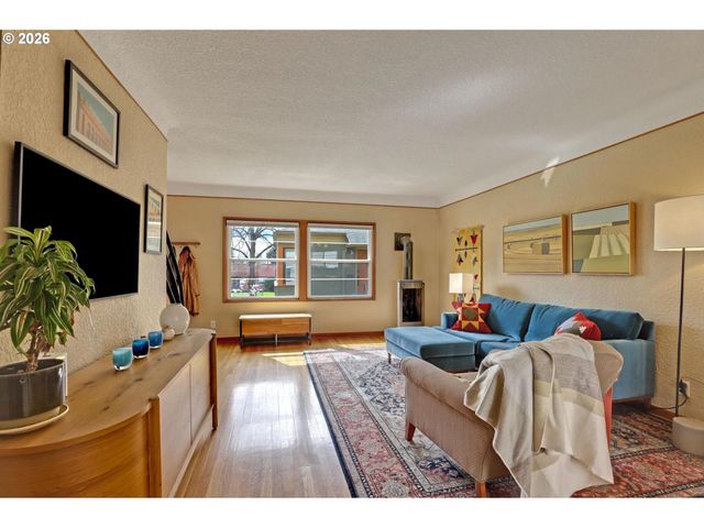 2025 Se CARUTHERS St 11, Portland, OR 97214