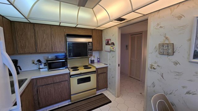 575 Oaks Lane 509, Pompano Beach, FL 33069