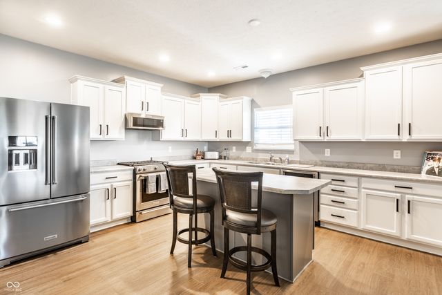 8122 Brookville Way, Avon, IN 46123