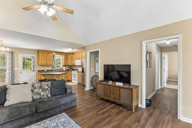 15 Aspen Hills Dr, Fayetteville, TN 37334