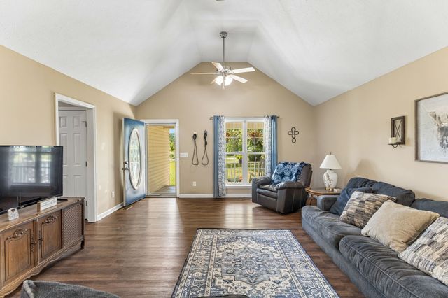 15 Aspen Hills Dr, Fayetteville, TN 37334