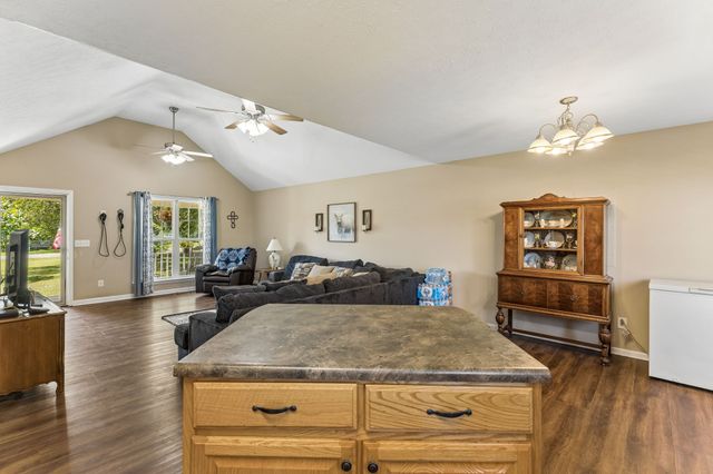 15 Aspen Hills Dr, Fayetteville, TN 37334