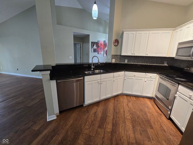 654 Shortleaf Drive, Avon, IN 46123