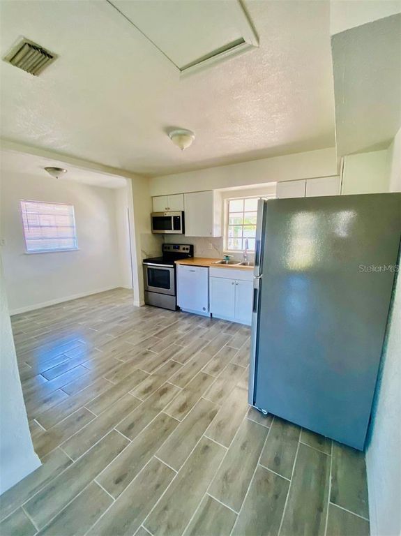 Image 4 of property listing at 4114 W CASS STREET, Tampa, FL 33609