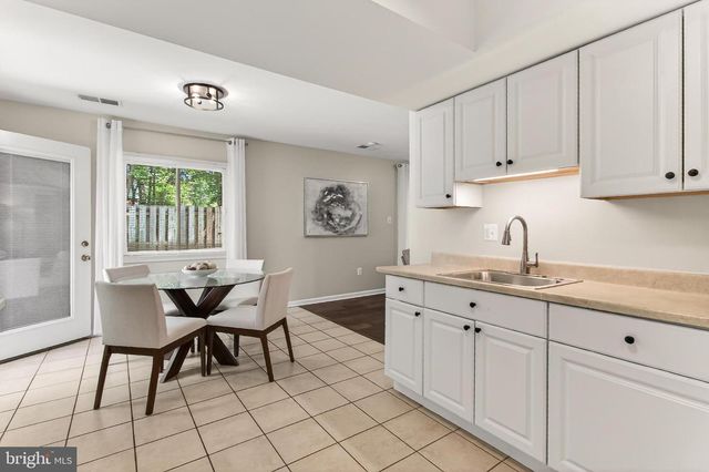 1498 ROUNDLEAF CT, Reston, VA 20190