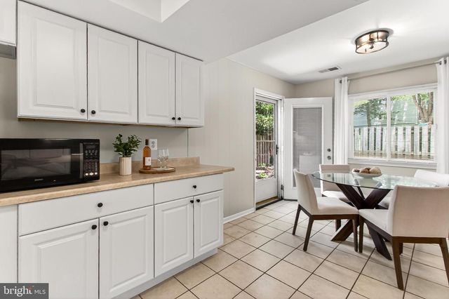 1498 ROUNDLEAF CT, Reston, VA 20190
