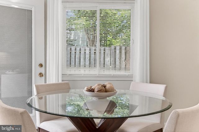 1498 ROUNDLEAF CT, Reston, VA 20190