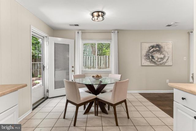 1498 ROUNDLEAF CT, Reston, VA 20190