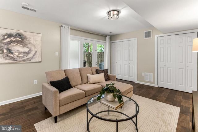 1498 ROUNDLEAF CT, Reston, VA 20190