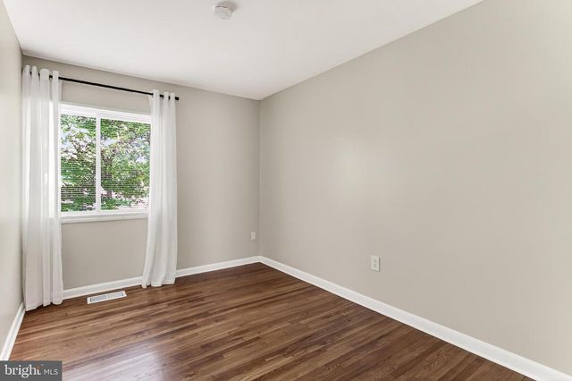 1498 ROUNDLEAF CT, Reston, VA 20190