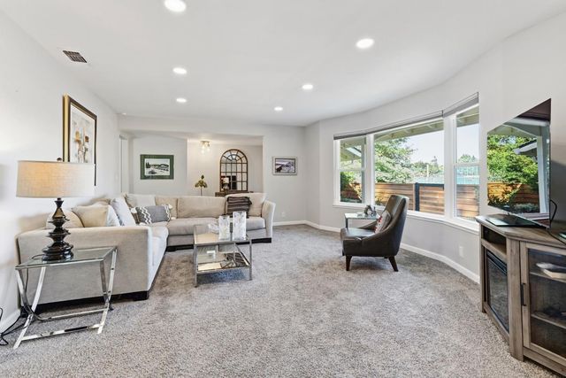 4603 American River Dr, Sacramento, CA 95864