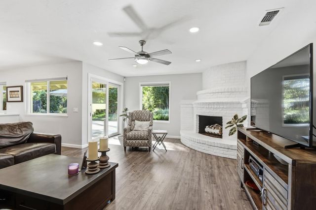 4603 American River Dr, Sacramento, CA 95864