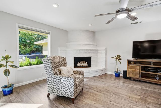 4603 American River Dr, Sacramento, CA 95864