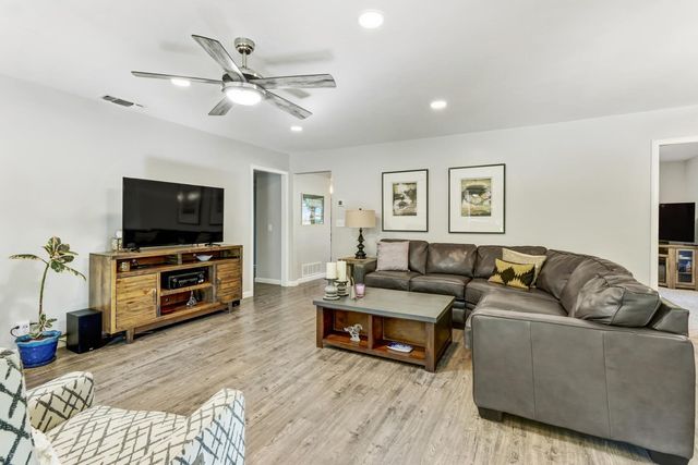 4603 American River Dr, Sacramento, CA 95864