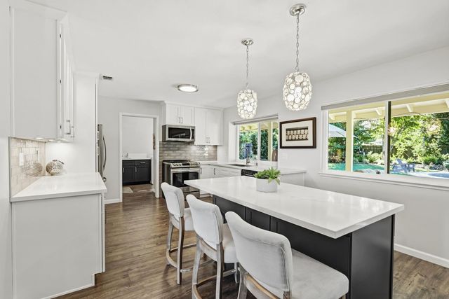 4603 American River Dr, Sacramento, CA 95864