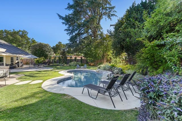 4603 American River Dr, Sacramento, CA 95864