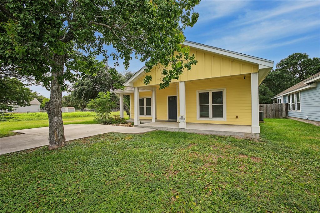 447 S Fuqua St, Rockport, TX 78383 — exterior
