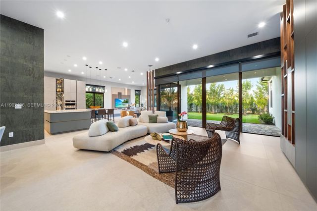 7387 SW 74th Ln, Miami, FL 33143