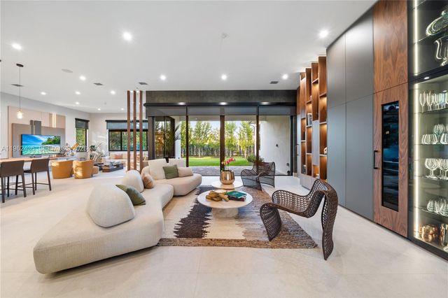 7387 SW 74th Ln, Miami, FL 33143