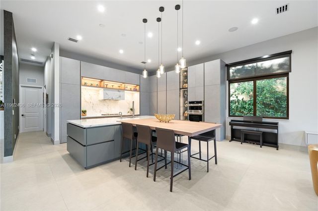 7387 SW 74th Ln, Miami, FL 33143