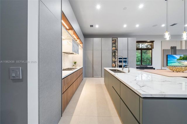 7387 SW 74th Ln, Miami, FL 33143