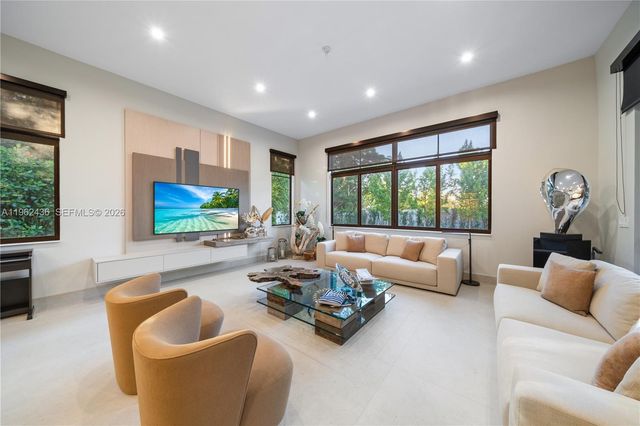 7387 SW 74th Ln, Miami, FL 33143