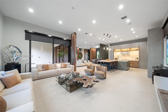 7387 SW 74th Ln, Miami, FL 33143