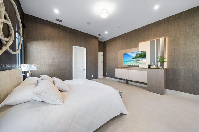 7387 SW 74th Ln, Miami, FL 33143