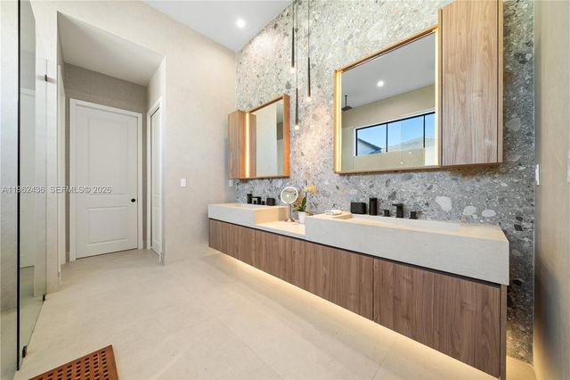 7387 SW 74th Ln, Miami, FL 33143