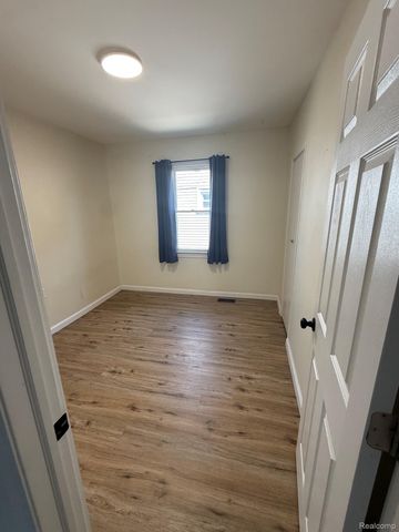 23392 Hazelwood Avenue, Hazel Park, MI 48030