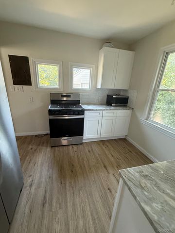 23392 Hazelwood Avenue, Hazel Park, MI 48030