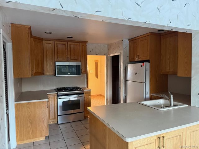 12 Cranberry Lane, Plainview, NY 11803