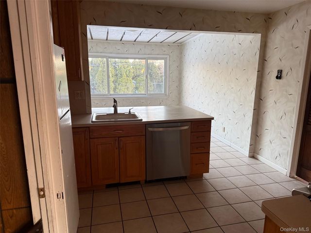 12 Cranberry Lane, Plainview, NY 11803