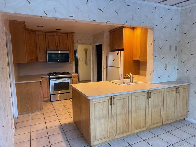 12 Cranberry Lane, Plainview, NY 11803