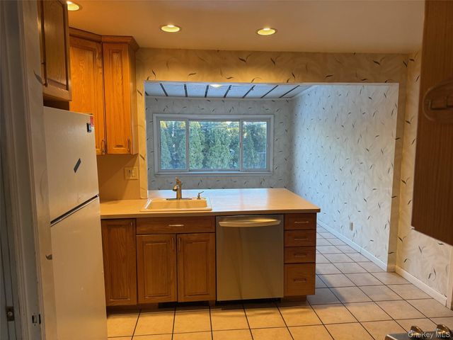 12 Cranberry Lane, Plainview, NY 11803