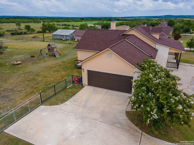 911 County Road 367, Hondo, TX 78861