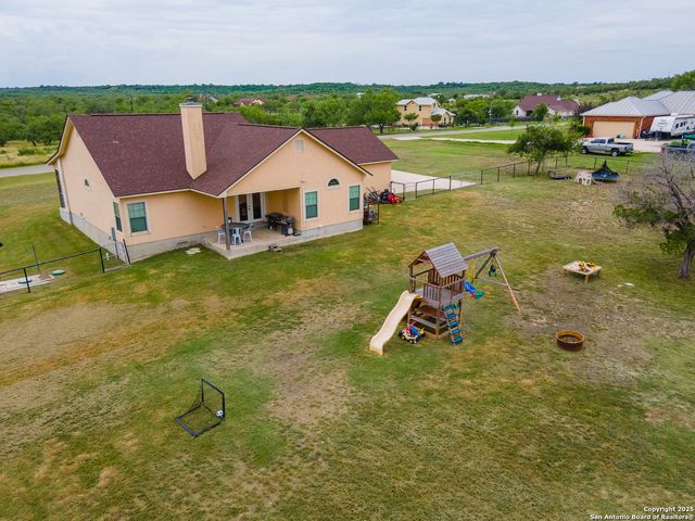 911 County Road 367, Hondo, TX 78861
