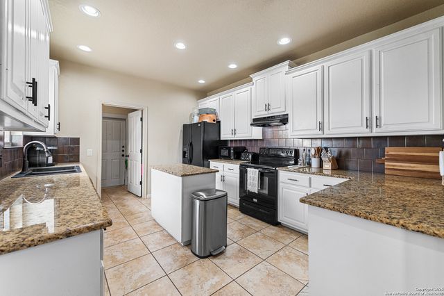 911 County Road 367, Hondo, TX 78861