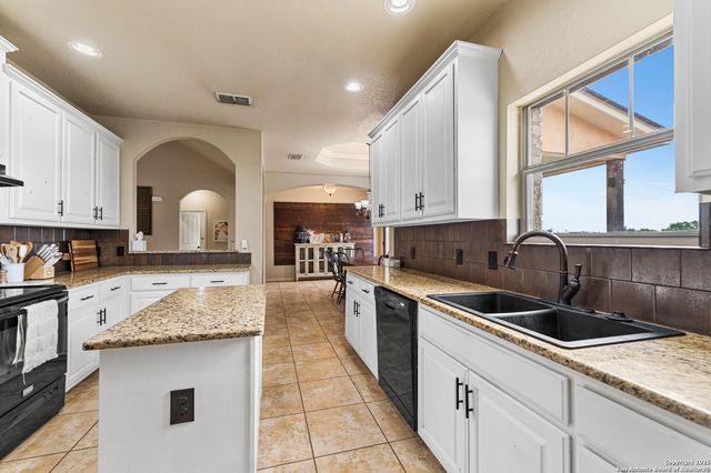 911 County Road 367, Hondo, TX 78861