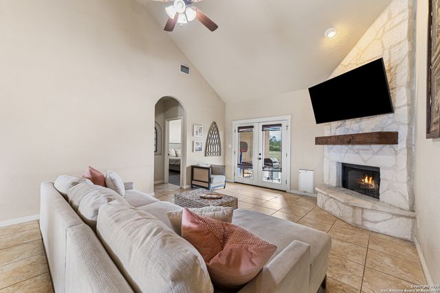 911 County Road 367, Hondo, TX 78861